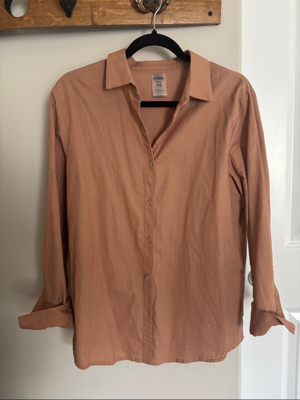 Kittenish “Desert Nights Resort” linen top